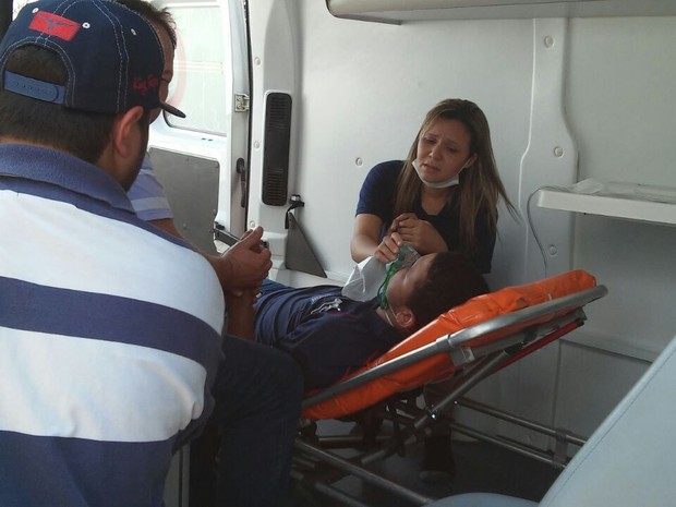 Trabalhadores passaram mal com a fumaça (Foto: Rogério Pinheiro/RPC)