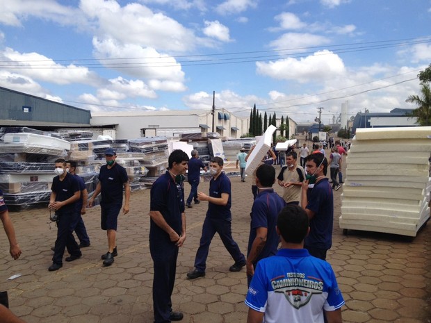 Funcionários retiraram colchões que não foram atingidos por incêndio em barracão de indústria de Douradina (Foto: Camila Simões/RPC)
