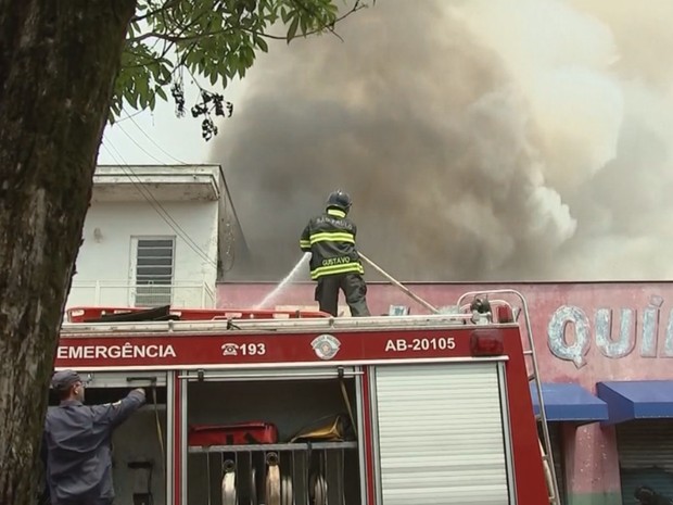 Bombeiro tenta apagar incêndio em Araçatuba (Foto: Reprodução / TV TEM)
