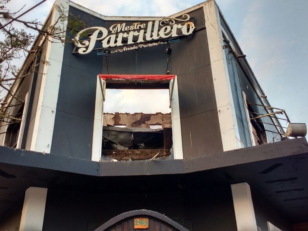 Local após o incêndio ocorrido durante a madrugada (Foto: Paulo Ledru/RBS TV)