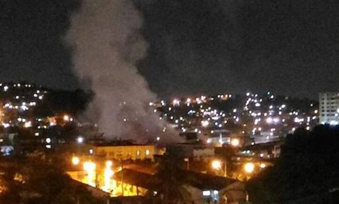 Fumaça oriunda de incêndio era vista de longe - Reprodução/Facebook Leia mais sobre esse assunto em http://oglobo.globo.com/rio/incendio-atinge-supermercado-em-sao-goncalo-20295224#ixzz4NLCt9dmB  © 1996 - 2016. Todos direitos reservados a Infoglobo Comunicação e Participações S.A. Este material não pode ser publicado, transmitido por broadcast, reescrito ou redistribuído sem autorização. 