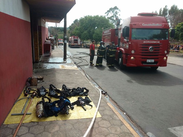 Bombeiros controlaram as chamas em supermercado (Foto: César Evaristo/TV TEM)