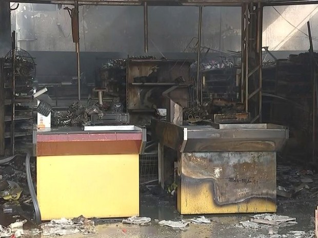 Fogo começou na entrada do estabelecimento (Foto: Reprodução/TV TEM)