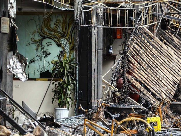 Incêndio atingiu karaokê e se espalhou por outros imóveis (Foto: STR / AFP)