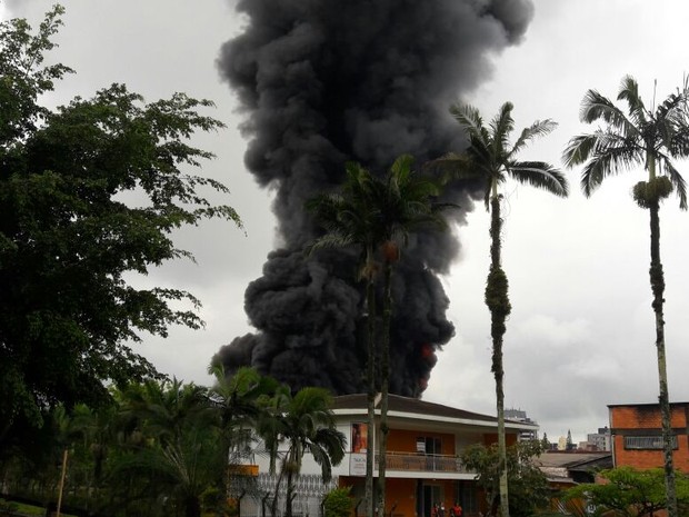 Fogo atinge galpão em Joinville na tarde desta quarta-feira (9) (Foto: Kleber Pizzamiglio/RBS TV)
