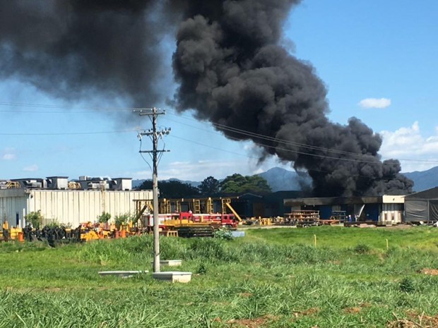 Fogo atingiu área de galpão da empresa (Foto: Eduardo De Paula/TV Vanguarda)