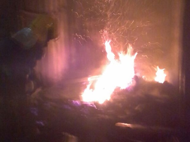 Fogo destrói boxes em centro comercial (Foto: Corpo de Bombeiros de Conselheiro Lafaiete/Divulgação)