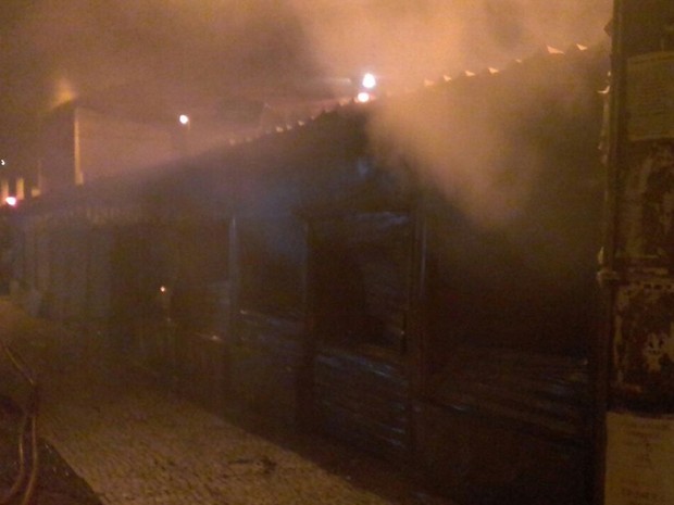 Fogo em centro comercial de Conselheiro Lafaiete. (Foto: Corpo de Bombeiros de Conselheiro Lafaiete/Divulgação)