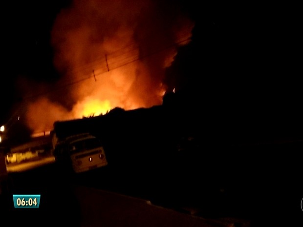 Incêndio em fábrica de espuma em Jardim Jordão (Foto: Reprodução/TV Globo)