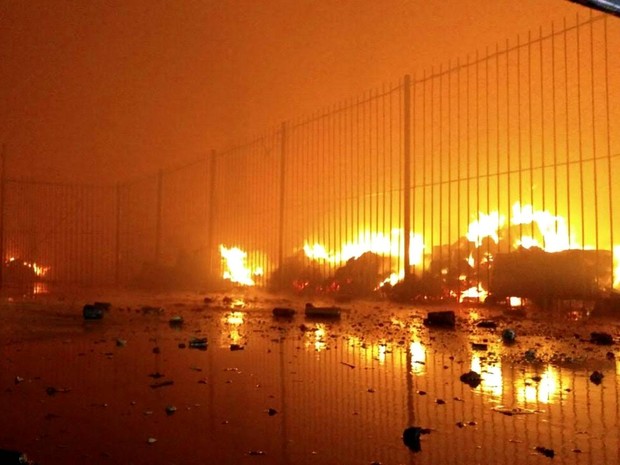 Galpão da distribuidora foi totalmente destruído pelas chamas. (Foto: Arquivo pessoal)