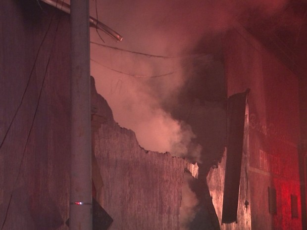 Fogo atingiu fábrica de batata palha em São Miguel Arcanjo (Foto: Reprodução/TVTEM)