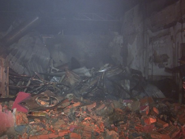 Incêndio de grandes proporções destruiu fábrica de batata palha (Foto: Reprodução/TVTEM)