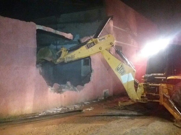 Paredes da fábrica precisaram ser derrubadas para rescaldo (Foto: Cláudio Nascimento/TV TEM)