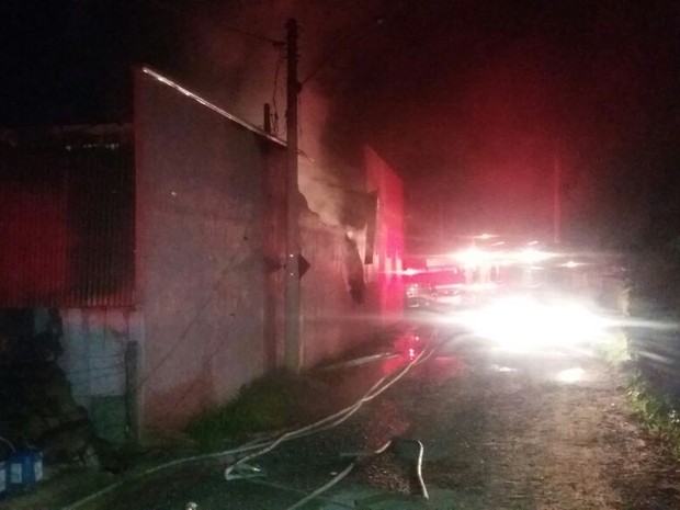 Fogo foi controlado pelos bombeiros por volta das 22h (Foto: Cláudio Nascimento/TV TEM)