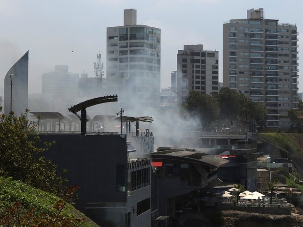 Fumaça provocada por incêndio é vista saindo de shopping em Lima, no Peru, nesta quarta-feira (16) (Foto: REUTERS/Guadalupe Pardo)