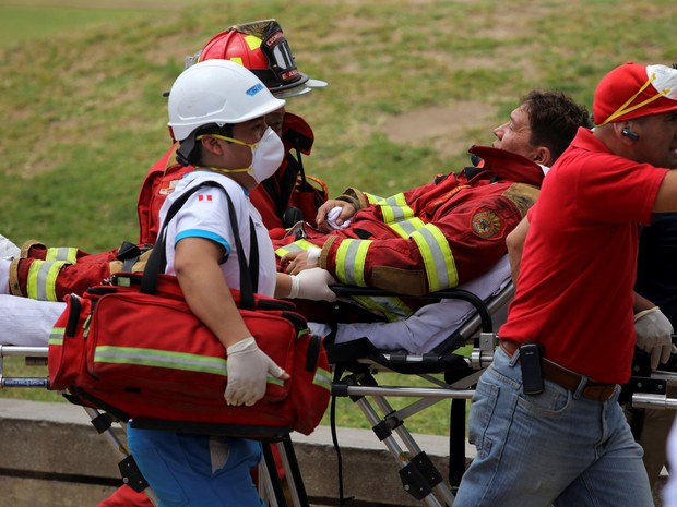 Bombeiro é transportado em maca após incêndio em centro comercial em Lima, no Peru (Foto: REUTERS/Guadalupe Pardo)