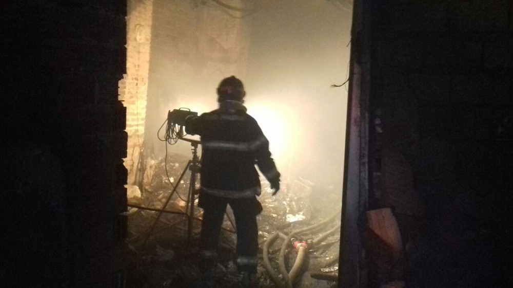 Bombeiro em imóvel que pegou fogo na Zona Leste (Foto: Divulgação/Bombeiros)