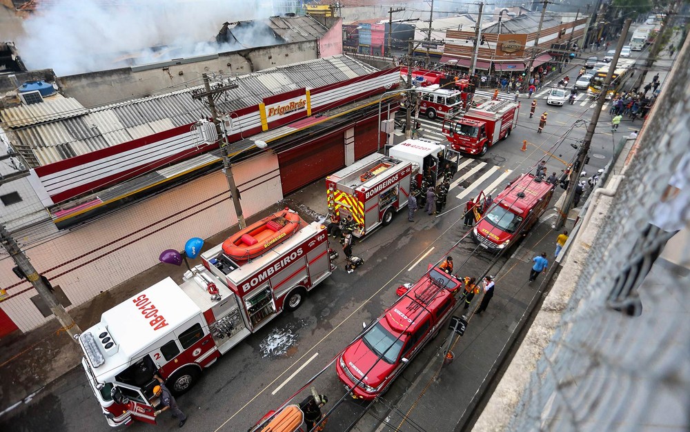 Um incêndio em um cortiço deixou pelo menos quatro mortos na Zona Leste de São Paulo. O imóvel fica na Avenida Celso Garcia, no Belém. Os bombeiros procuram possíveis outras vítimas (Foto: Dario Oliveira/Código19/Estadão Conteúdo)