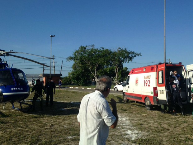 Vítima de incêndio foi transferida de helicóptero de Camaçari para Salvador (Foto: Divulgação/Graer)