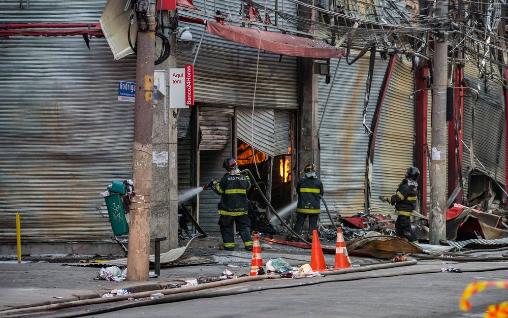 Bombeiros combatem incêndio que atingiu shopping popular na região do Brás, em São Paulo (Foto: Chello/Framephoto/Estadão Conteúdo)