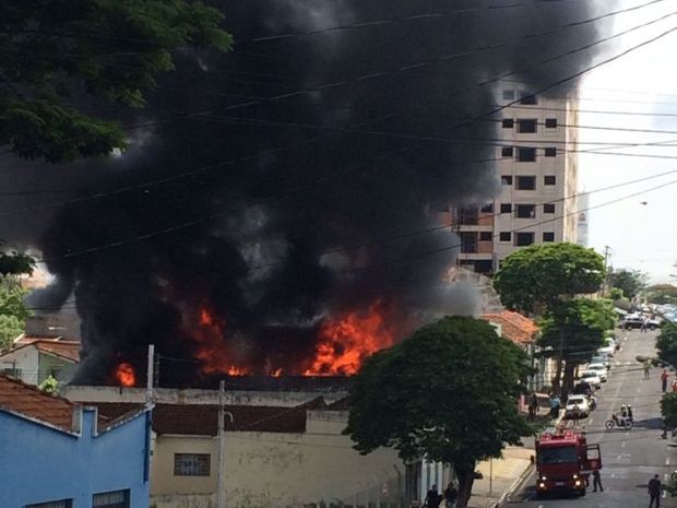 Incêndio foi no centro de Marília (Foto: Reprodução/TV TEM)