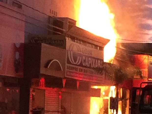 Incêndio atinge lojas de roupas no norte do Tocantins (Foto: Corpo de Bombeiros/Divulgação)