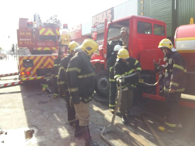 Bombeiros levaram cercar de 3h para extinguir as chamas (Foto: Lucas Ferreira/TV Anhanguera)