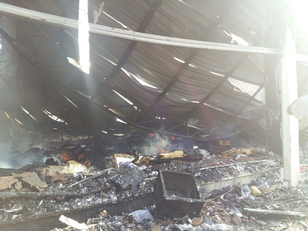 Uma das lojas ficou completamente destruída (Foto: Lucas Ferreira/TV Anhanguera)