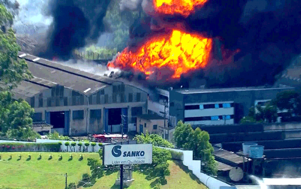 Incêndio atinge fábrica em Diadema (Foto: Reprodução Globocop)