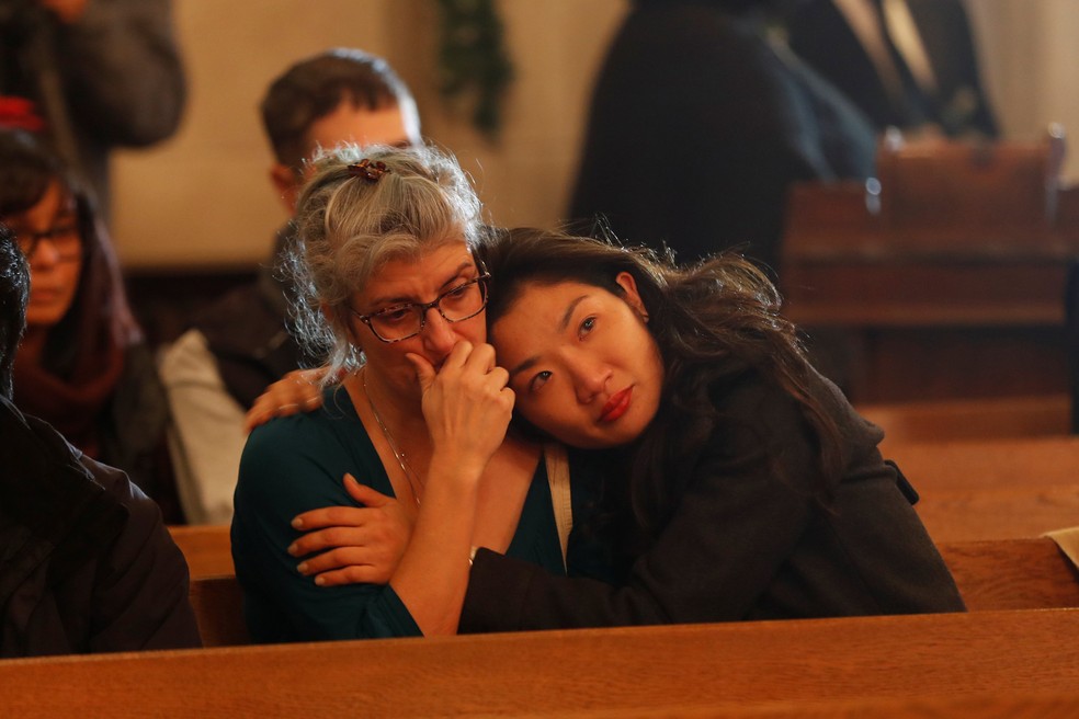 Pessoas fazem vigília pelas vítimas de um incêndio em uma festa na cidade de Oakland, na Califórnia, neste domingo (4) (Foto: Reuters/Stephen Lam)