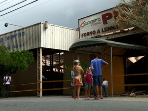 Moradores observam estragos após incêndio em Cosmópolis (Foto: Reprodução/EPTV)