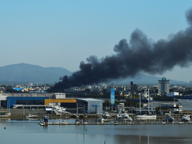 Fogo atingiu loja de tecidos no centro de Navegantes (Foto: Luiz Souza/RBS TV)