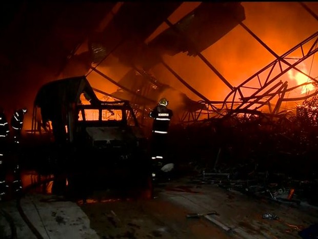 Galpão pega fogo em Colbilândia, Vila Velha (Foto: Reprodução/ TV Gazeta)