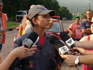 Capitã Cintia Nardy, do Corpo de Bombeiros, falou com a imprensa (Foto: Alfredo Netto/G1)