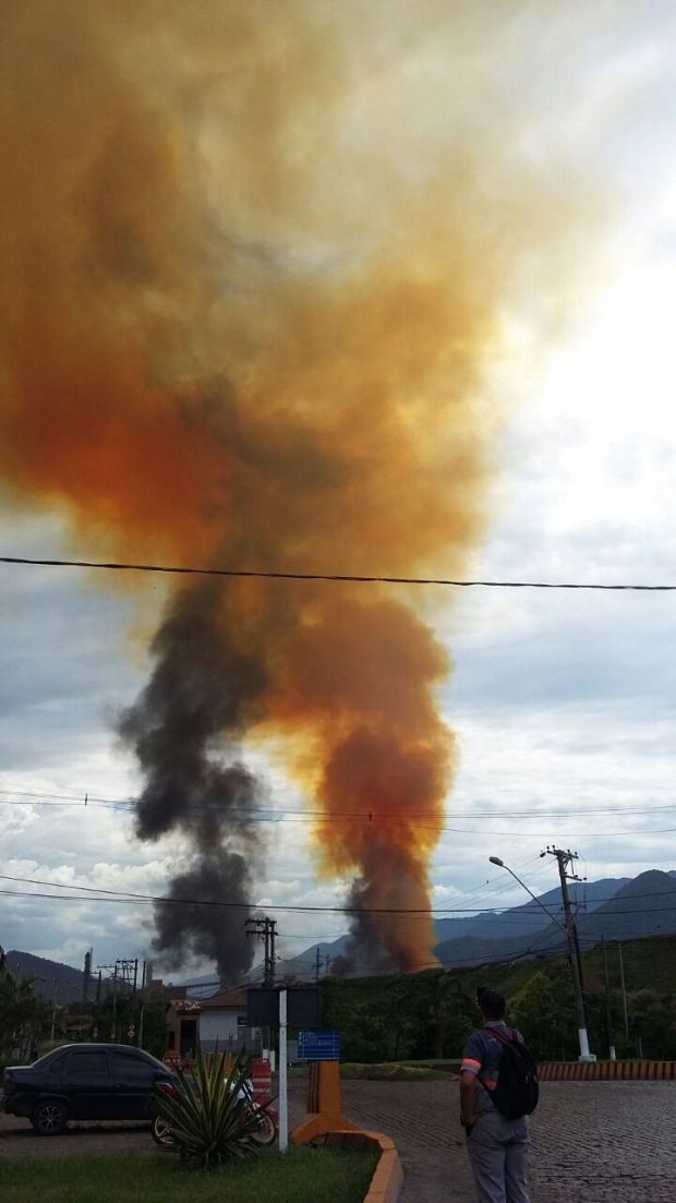 Incêndio começou por volta das 15h desta quinta-feira (Foto: G1)