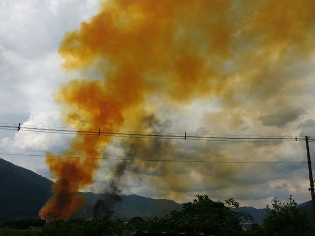 Fumaça alaranjada tomou conta do céu (Foto: Alfredo Netto/G1)