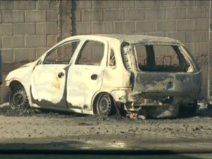 Carro foi completamente incendiado (Foto: Reprodução/ TV Gazeta)