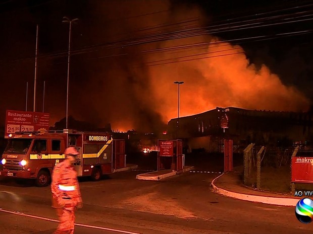 Bombeiros dizem que fogo se espalhou rapidamente (Foto: Reprodução/TV Sergipe)