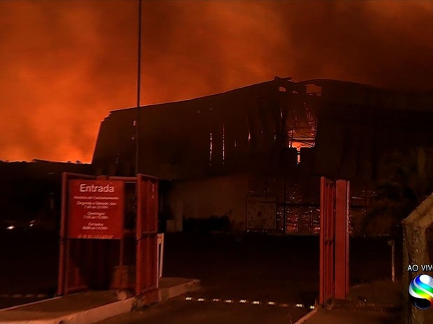 Incênido em supermercado de Aracaju (Foto: Reprodução/TV Sergipe)