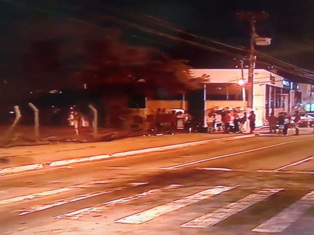 Por causa do incêndio o trânsito foi interrompido na Avenida Tancredos Neves (Foto: Reprodução/TV Sergipe)