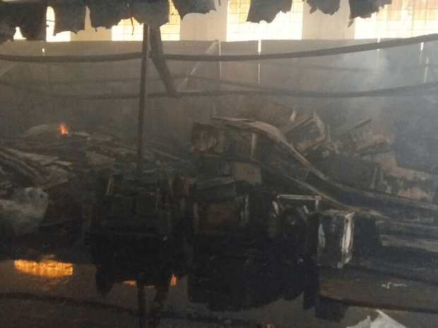 Parte do material que estava armazenado foi destruído pelo fogo (Foto: Divulgação/Corpo de Bombeiros)