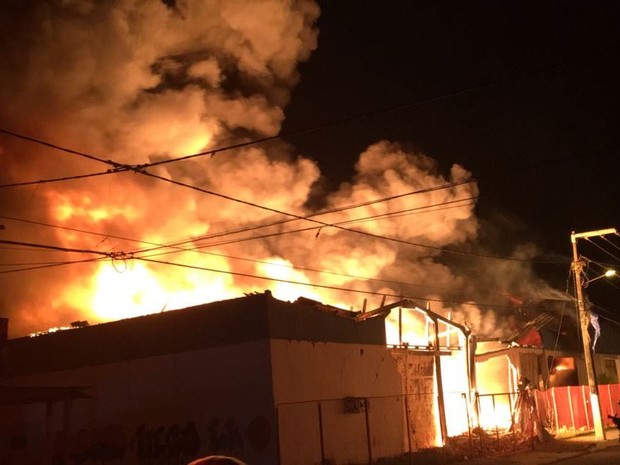 Fogo se espalhou rapidamente pela fábrica que armazenava materiais combustíveis (Foto: CBM/Divulgação)
