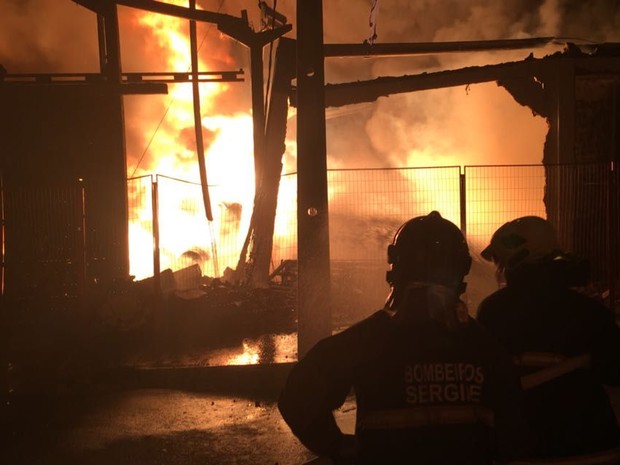 Combate às chamas continuou até a manhã deste domingo (15) (Foto: CBM/Divulgação)