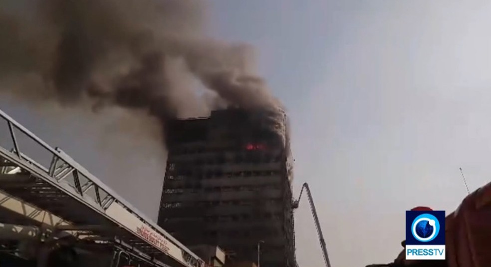 Prédio de 15 andares em Teerã desaba. (Foto: Reprodução/PressTV)