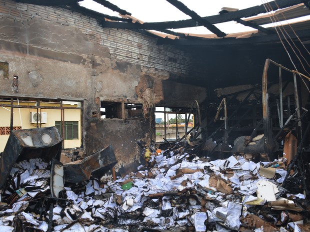 Duas salas foram destruidas no incêndio na Policlínica José Adelino, em Porto Velho (Foto: Hosana Morais/G1)