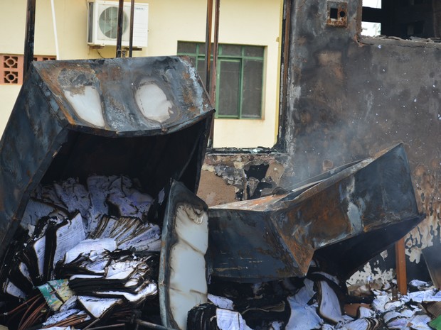 Papéis da administração foram perdidos no incênio, eles não estavam digitalizados (Foto: Hosana Morais/G1)