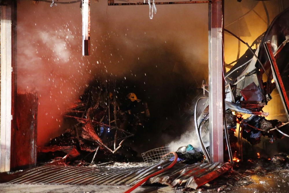 Fagulhas de chamas em incêndio que atingiu feira do DF (Foto: Corpo de Bombeiros/Divulgação)