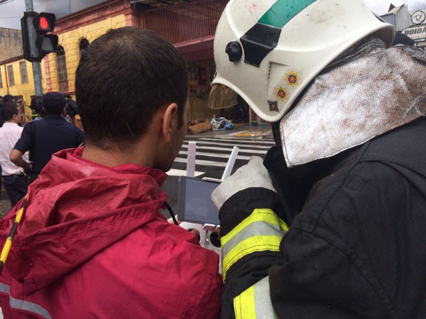 Corpo de Bombeiros trabalha na área do incêndio, em Campinas  (Foto: Roberta Steganha / G1 )