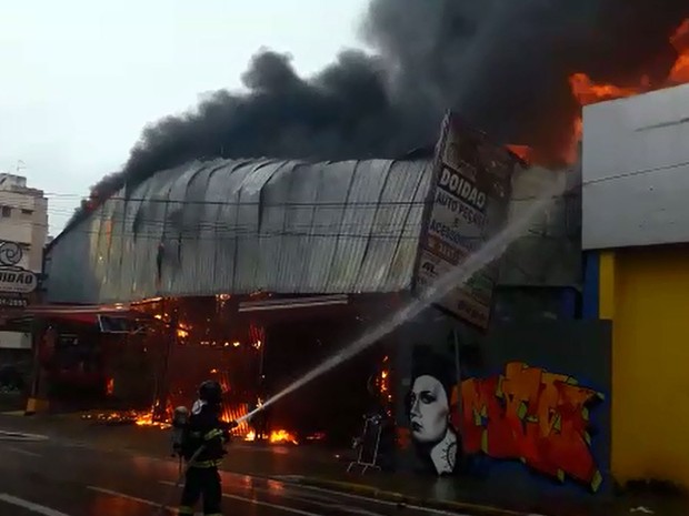 Bombeiros de Campinas combatem incêndio em loja de Campinas (Foto: Reprodução EPTV)