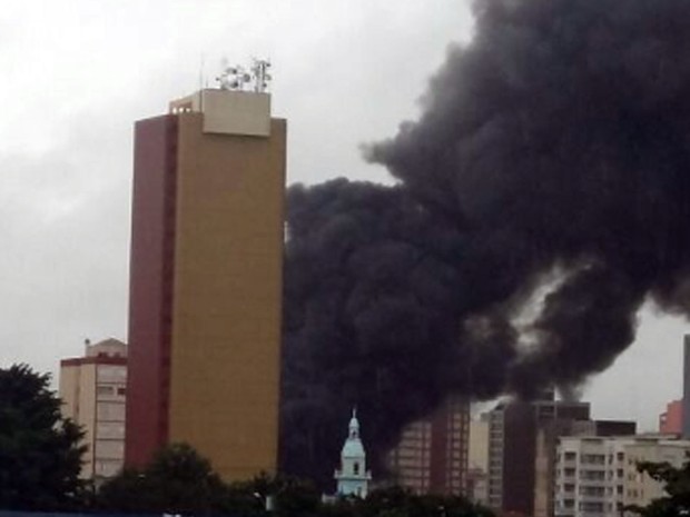 Imagem mostra incêndio em loja no Centro de Campinas  (Foto: Luciano Silva)